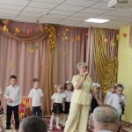 Педагог и родители помогают ребёнку справиться с волнением перед зимним концертом