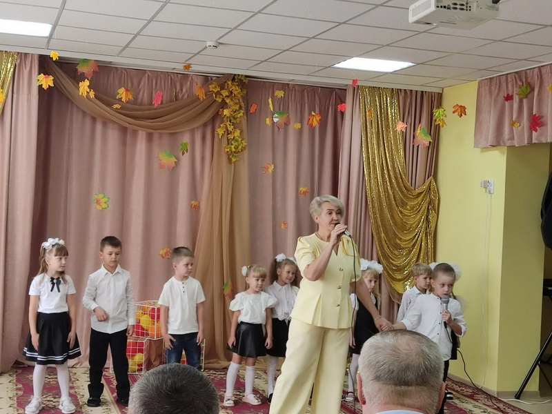 Педагог и родители помогают ребёнку справиться с волнением перед зимним концертом